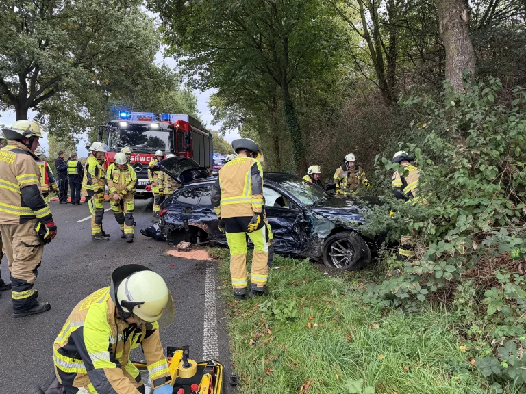 Meerbusch – Fünf Verletzte bei schwerem Unfall mit zwei Autos