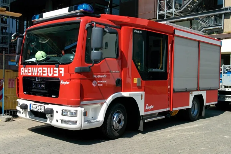 München - Anhänger brennt lichterloh (A99)