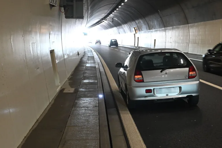  Uznach SG - Wegen Ausweichmanöver im Tunnel verunfallt 