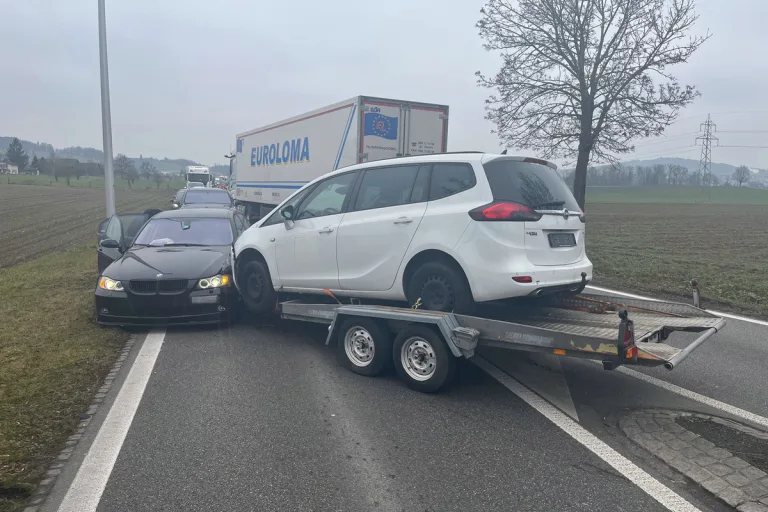 Unfall in Villmergen AG – Anhänger löst sich während der Fahrt