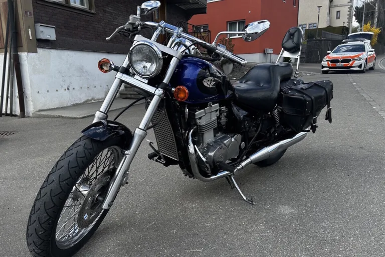 Bütschwil SG – Motorradfahrer wird bei Unfall auf Motorhaube eines Autos geschleudert