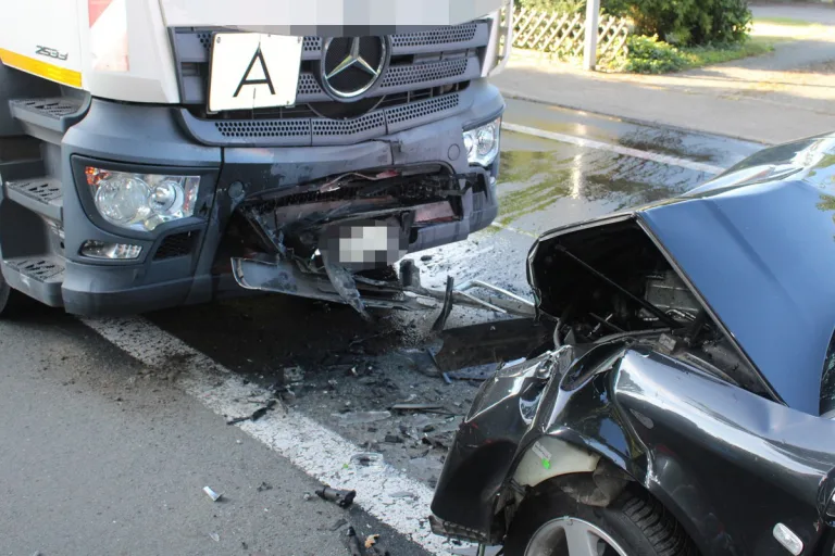 Hille NW – Fahrer bei Unfall mit Müllwagen verletzt