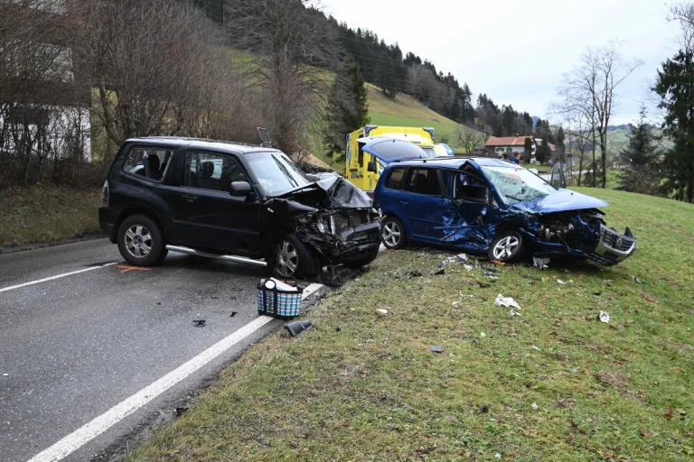 Wattwil SG - Heftige Frontalkollision nach Überholmanöver
