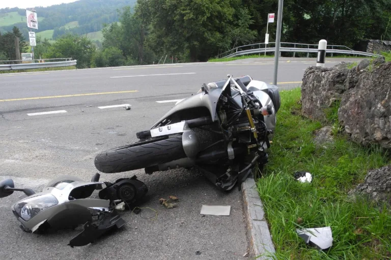 Steinen SZ - Motorradfahrer verunfallt
