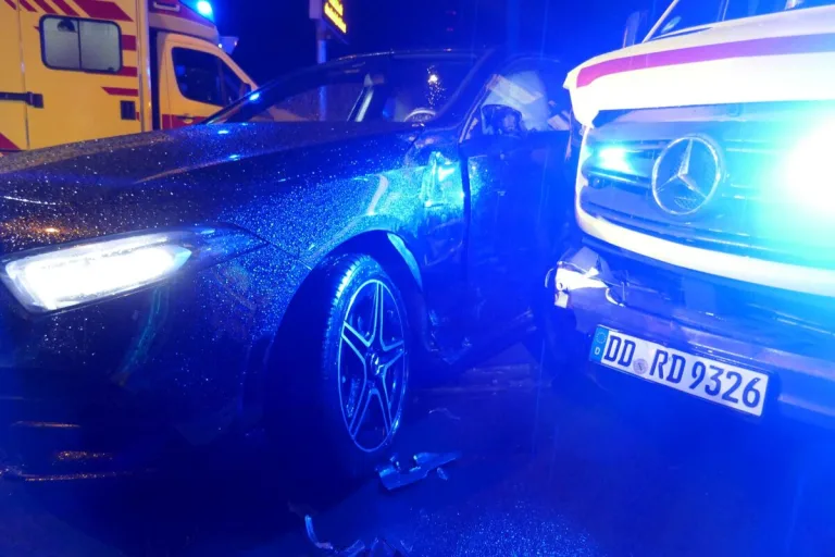 Dresden - Auto kollidiert mit einem Rettungswagen während einer Einsatzfahrt