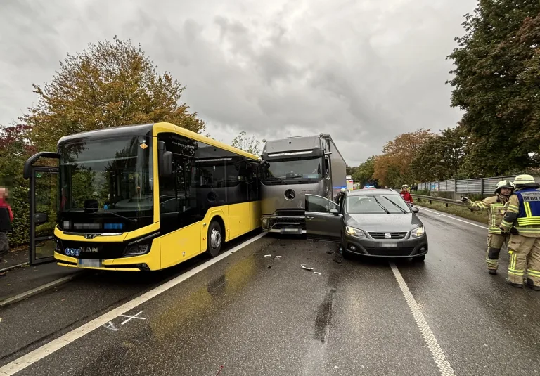 Stetten – LKW rammt Bus und Auto bei schwerem Unfall