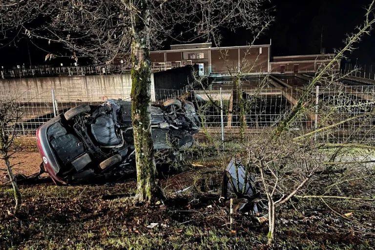 Uster ZH - Junger Autofahrer nach Unfall tot