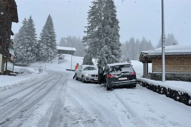 Parpan GR - Frontalkollision auf schneebedeckter Fahrbahn