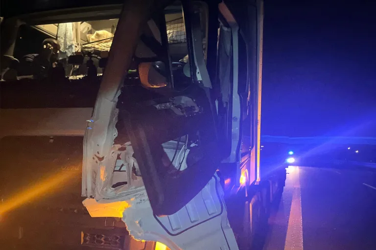 A30 Bad Oeynhausen NW – Transporter kollidiert mit Lkw-Tür