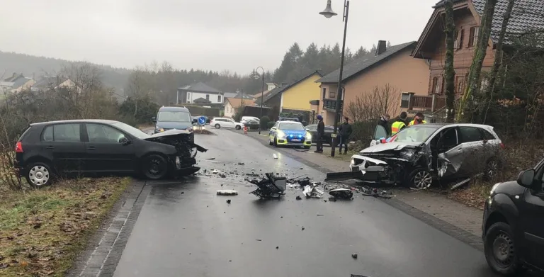Orlenbach – Heftige Frontalkollision fordert drei verletzte Personen