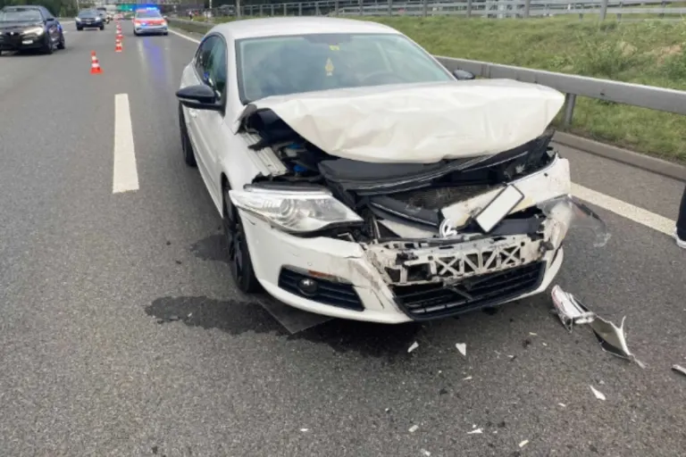 Cham ZG - Blockierte Überholspur nach Auffahrunfall auf der A14