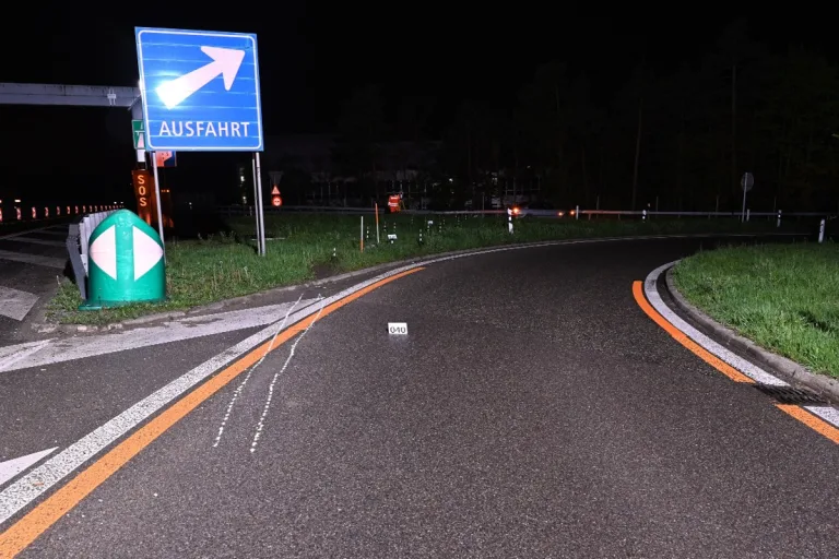 Wild West Szenen in Bülach ZH - Personenwagen nach Flucht verunfallt - Polizei verhaftet vier Personen