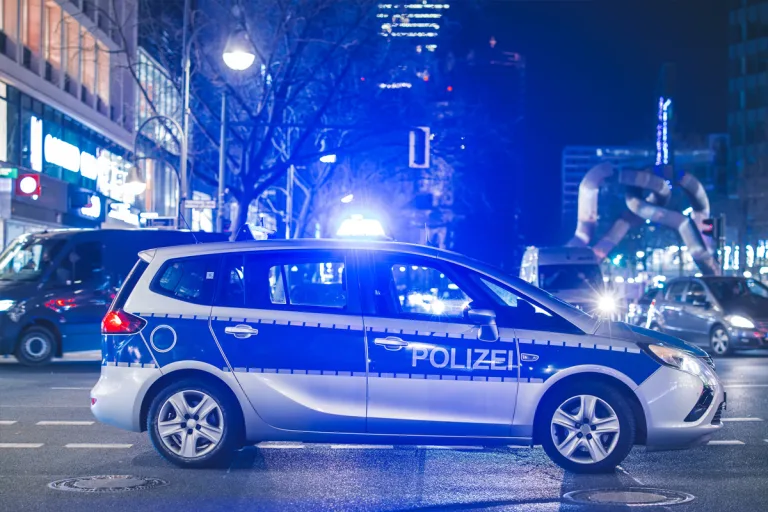 Berlin – Polizist bei Angriff durch Gruppe schwer verletzt