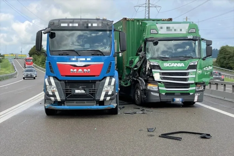  Autobahn A3 in Bilten GL - Kollision zwischen einem Sattellastzug und einem Lastwagen