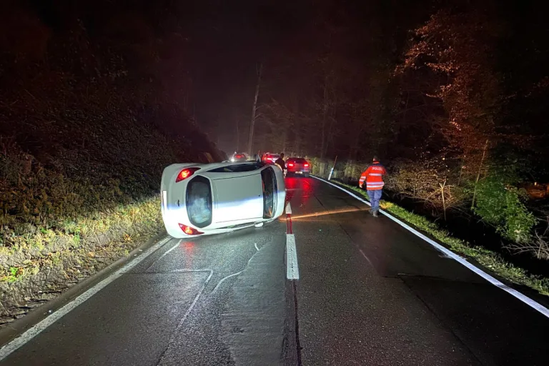 Baar ZG – Junglenker kommt von Strasse ab und landet mit Auto auf Fahrzeugseite