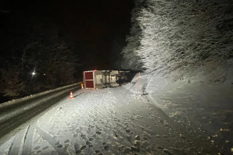 Kanton Zug – Lieferwagen in Seitenlage – Lastwagen auf Kandelaber
