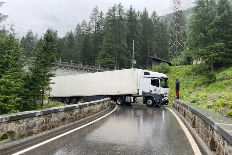 Verkehrsbehinderungen in Preda GR - Chauffeur missachtet mehrere Signalisationen 