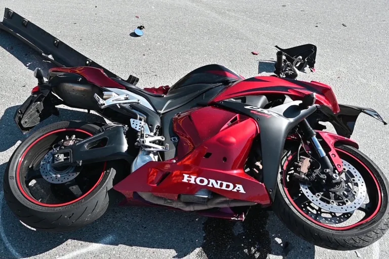 Unfall in Goldach SG – Auto prallt mit Motorrad zusammen