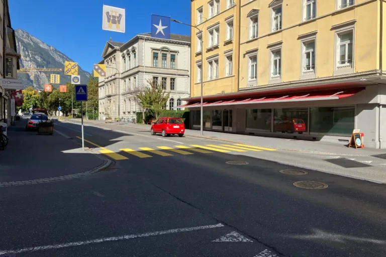 Unfall in Glarus - 90-jähriger Autofahrer übersieht 19-jährige Frau auf dem Fussgängerstreifen