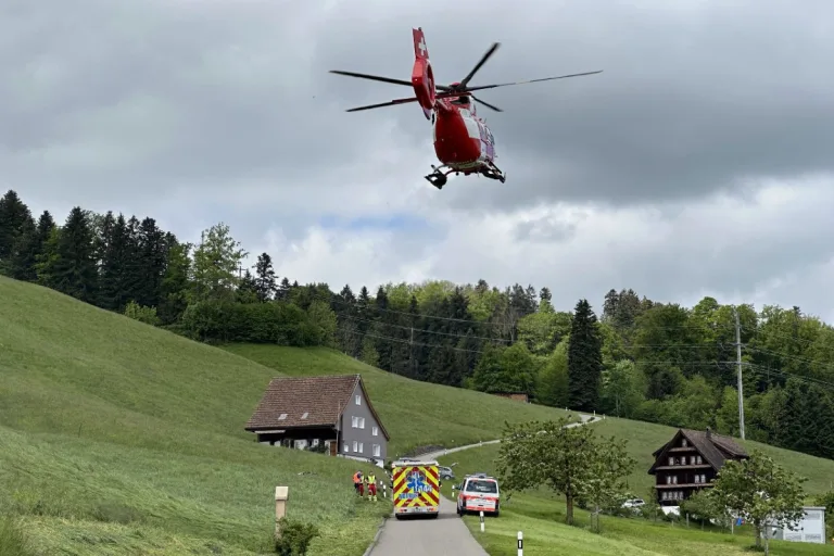 Rega-Einsatz in Altendorf SZ - E-Bike-Fahrer bei Unfall erheblich verletzt
