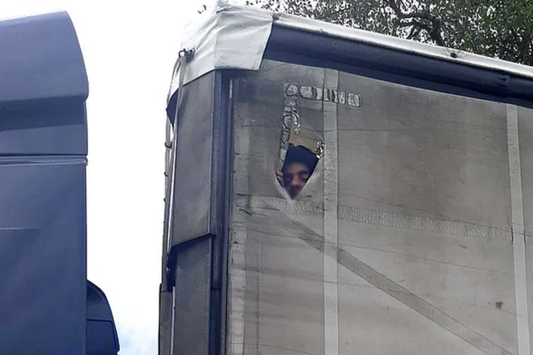 Gefährliche Schleusung in Oberaudorf - Migrant klettert während Fahrt auf Lkw-Dach