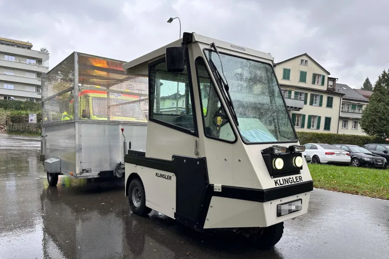 St.Gallen - Vom Motorkarren gerutscht und vom Anhänger überrollt