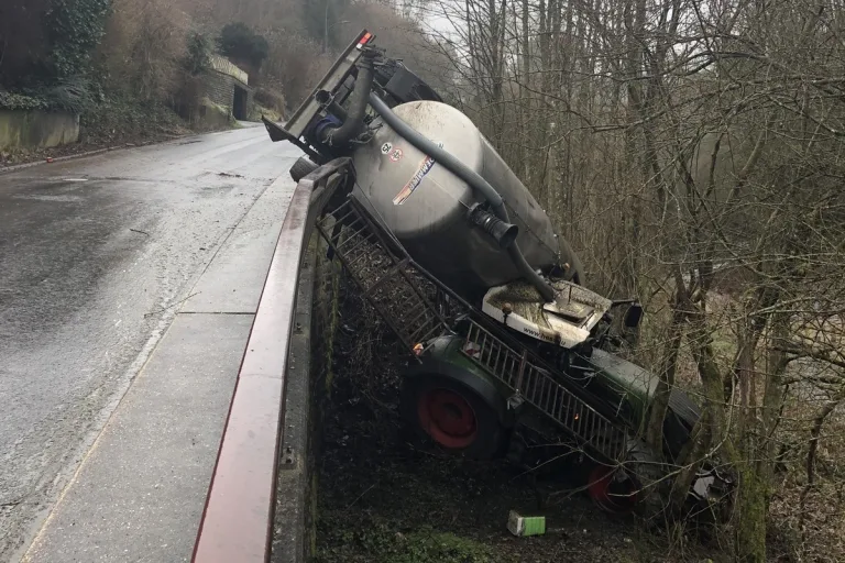 Bettingen RP - Traktor mit Güllefass verunfallt 