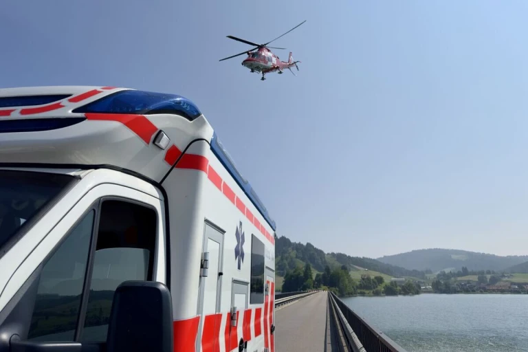 Willerzell SZ – E-Biker kracht bei Unfall in Oldtimer
