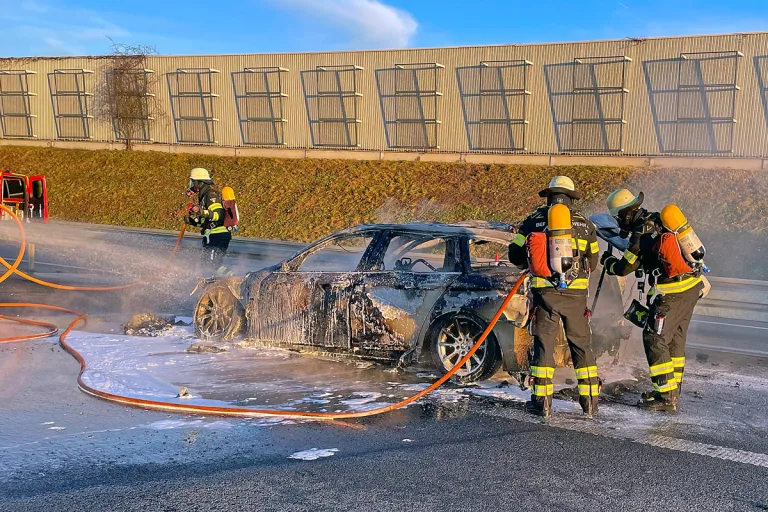 München – Pkw brennt auf der A99 komplett aus