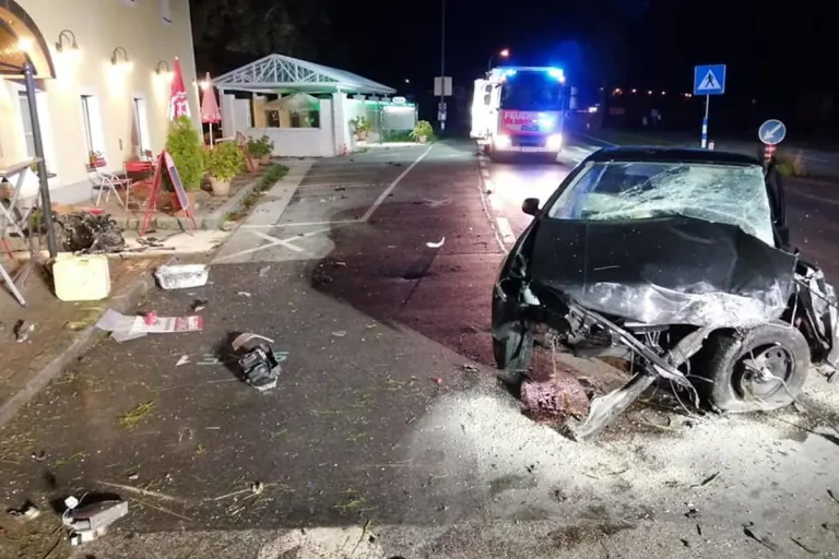 Klagenfurt a. W. – Der gesamte Motor wurde bei diesem Unfall aus dem PKW geschleudert