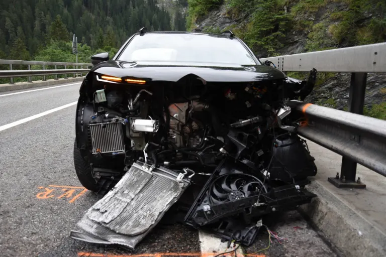 A13 Rongellen GR – Drei Autos in Verkehrsunfall verwickelt