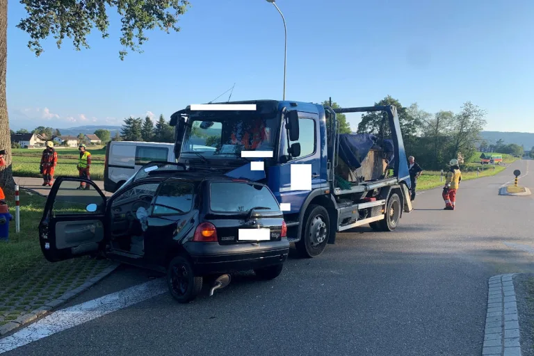 Dietlikon ZH – Autofahrer bei Unfall teils schwer verletzt