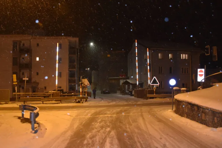 Davos Dorf GR – Verletzter nach seitlich-frontalen Kollision auf schneebedeckter Strasse