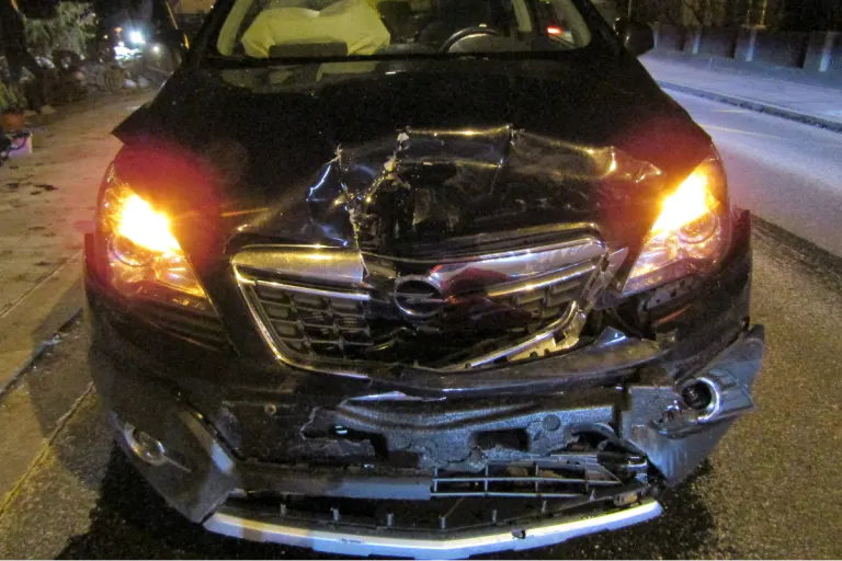 Näfels GL – Opel verursacht Kollision