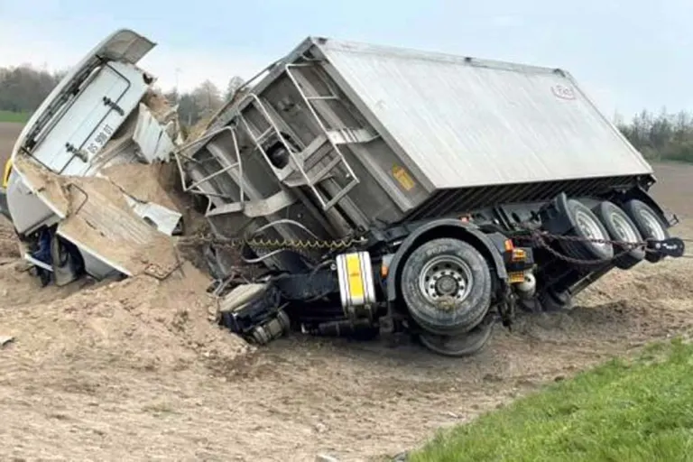 Markgrafneusiedl - Sattelschlepper kommt von der Strasse ab!
