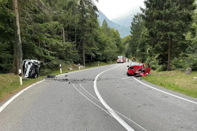 Maienfeld GR - Fünf Verletzte nach heftiger Frontalkollision 