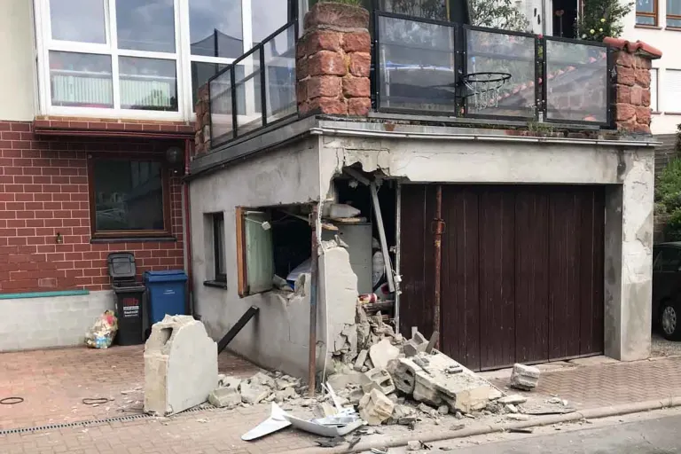 Gas und Bremse in Fischbach vertauscht - LKW kracht frontal in Garage!