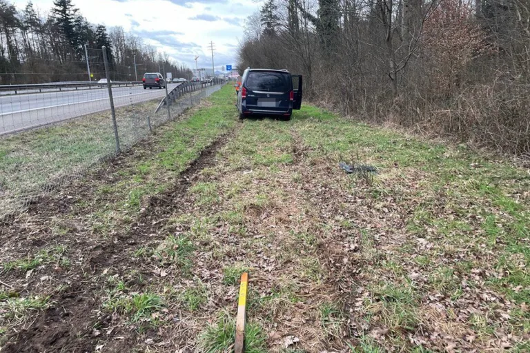 Staufen AG - Mercedes gerät ausser Kontrolle und verunfallt auf der A1