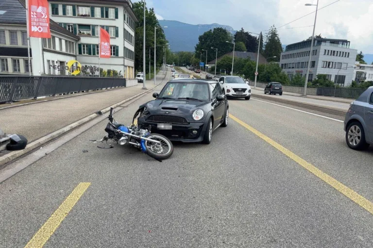 Solothurn - Unfall mit vier beteiligten Fahrzeugen 