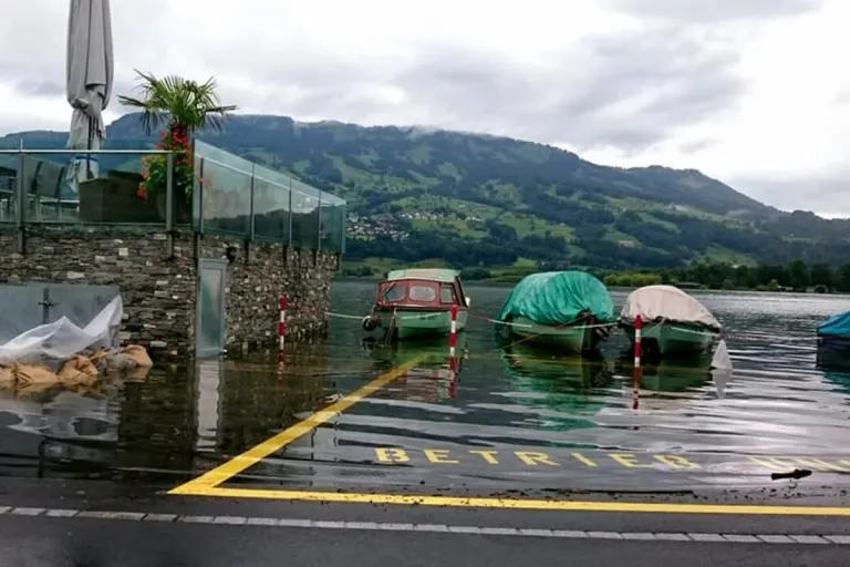 Situation im Kanton Schwyz - Starke Niederschläge und Hochwasser führen zu Strassensperrungen 