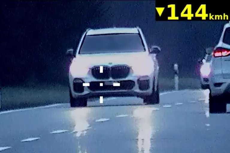 Rona GR - Raser auf Julierstrasse aus Verkehr genommen
