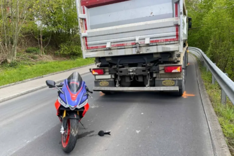Cham ZG - Motorradfahrer prallt bei Unfall gegen einen Lastwagen