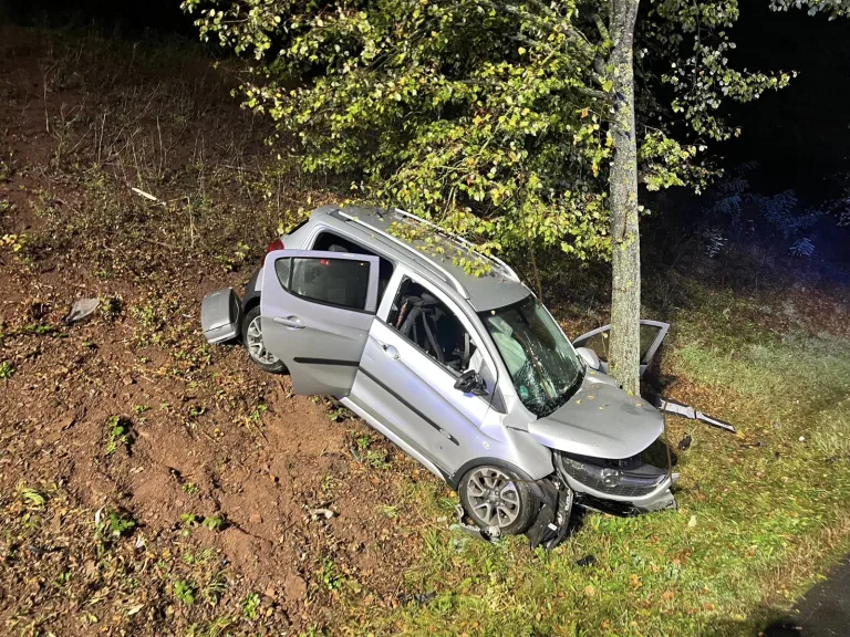 Bad Salzdetfurth – Fahrerin nach Unfall bei Regen schwer verletzt