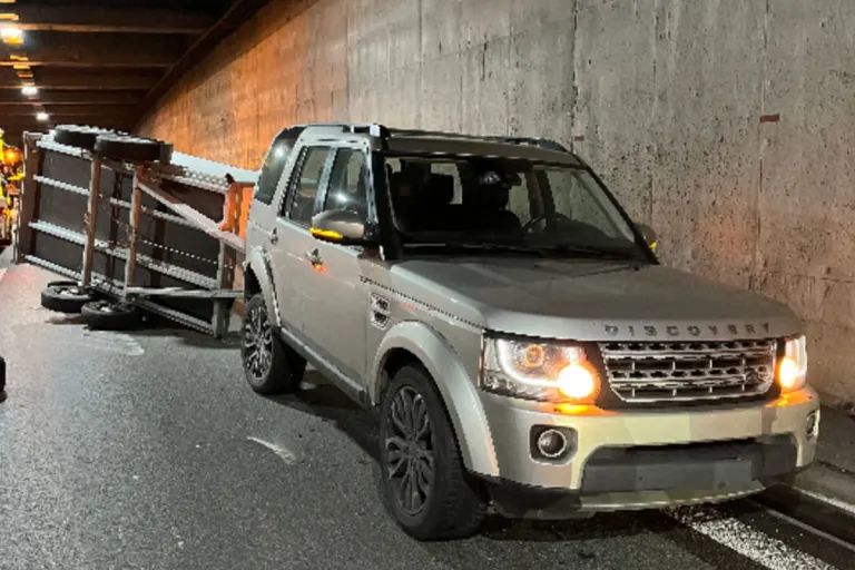 A2 Muttenz BL – Personenwagenlenker verursacht Selbstunfall in Autobahntunnel