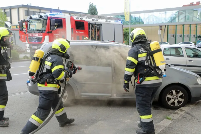 Knittelfeld ST – Geparkter Pkw gerät in Brand
