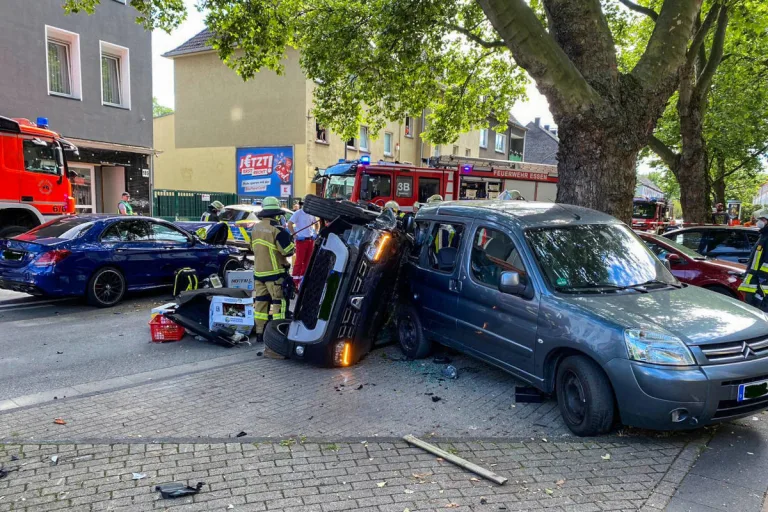 Essen – Fluchtfahrzeug prallt in unbeteiligten PKW
