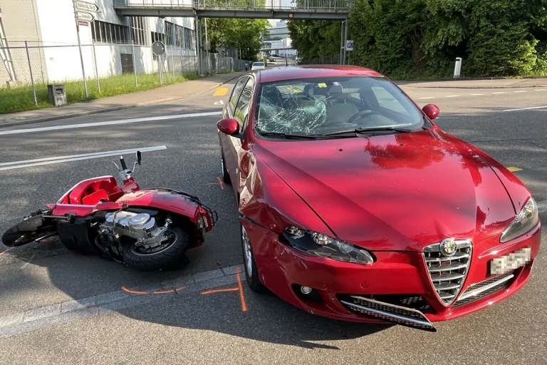Niederuzwil SG -  Rollerfahrerin prallt in Windschutzscheibe