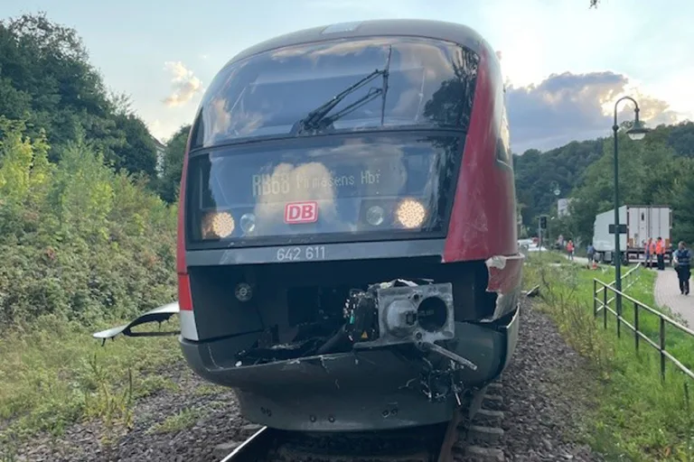 Thaleischweiler-Fröschen RP – Zug kollidiert mit Sattelzug