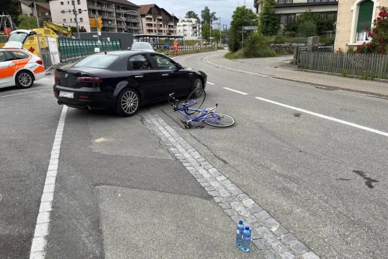 Brunnadern SG - Velofahrer prallt gegen Auto 