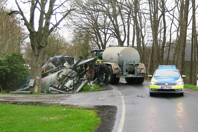 Hude - Traktor mit vollem Güllefass verunfallt
